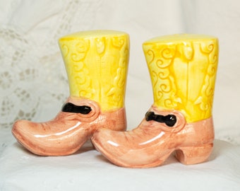 Saliera e pepiera vintage, Cowboy e Cowgirl dipinti a mano S e P, Saliera e pepiera in ceramica, Decorazioni da cucina di metà secolo, - Italia