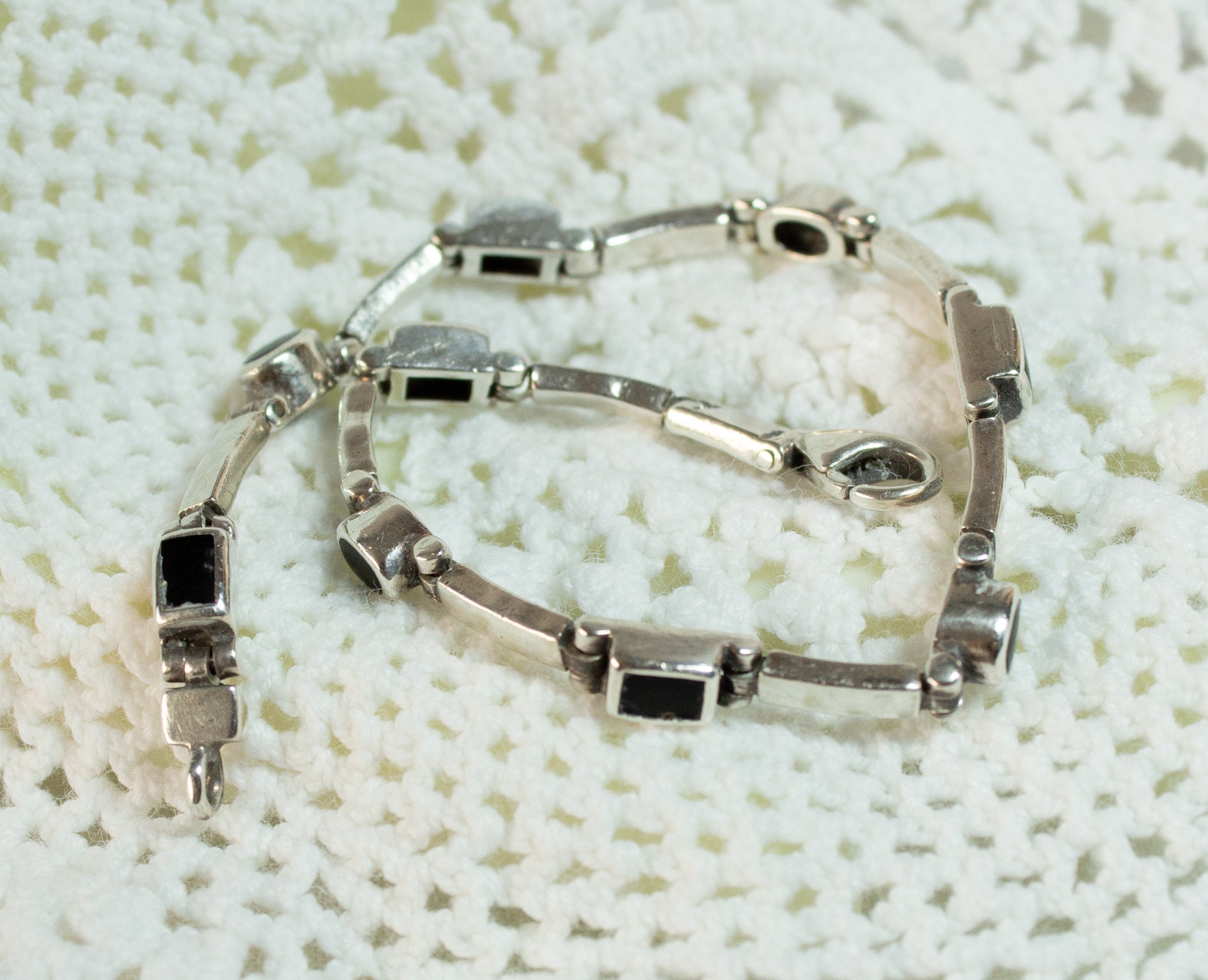 Bracelet Bijou Rétro Vintage - Couleur Argent Avec Cabochons Noirs - Déjà Porté