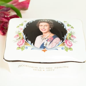 Vintage Queen Elizabeth II Trinket Box Silver Jubilee 1977