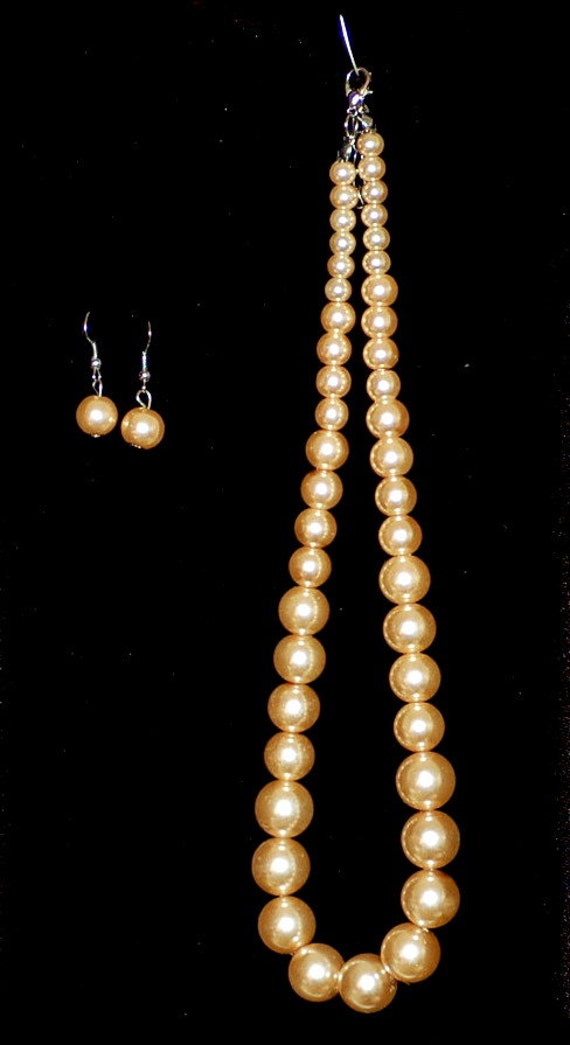 Vintage pearl necklace with matching earrings - image 1