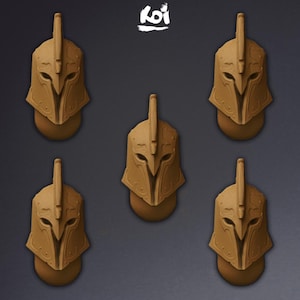 Puede incluir: Cinco cascos espartanos de color bronce con cresta y protector facial están dispuestos sobre un fondo oscuro. Los cascos están detallados con superficies texturizadas y una base redondeada. El texto blanco "koi" está en la esquina superior izquierda.