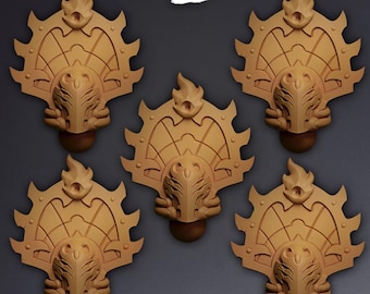 Puede incluir: Cinco apliques de pared dorados-marrones ornamentados con una llama estilizada en la parte superior. Cada aplique presenta un diseño simétrico detallado con una cara central esculpida y un borde decorativo en forma de engranaje. El logotipo "koi" está en la esquina superior izquierda.