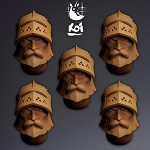 Puede incluir: Cinco esculturas marrones de un hombre barbudo con casco. Las esculturas están dispuestas en un patrón circular. El casco tiene pequeños agujeros decorativos. Las esculturas tienen un aspecto envejecido. El logotipo de un pájaro y la palabra "koi" están en la esquina superior izquierda.