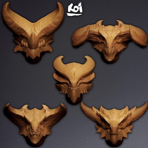 Puede incluir: Cinco esculturas de cabezas de dragón marrones con diferentes diseños de cuernos y rostros. Las esculturas tienen detalles, incluyendo dientes afilados y superficies texturizadas. La imagen incluye el texto "koi".