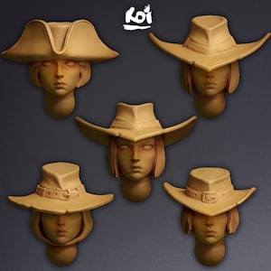 Puede incluir: Cinco cabezas esculpidas en miniatura de color tostado con distintos estilos de sombreros, incluyendo un tricornio y varios sombreros vaqueros de ala ancha. Cada cabeza presenta un corte de pelo tipo bob y expresiones neutras. El logo Koi es visible.