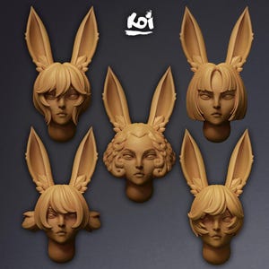 Könnte beinhalten: Fünf hellbraune Skulpturen von menschlichen Gesichtern mit Hasenohren. Jede Skulptur hat eine andere Frisur und einen anderen Gesichtsausdruck. Das "koi"-Logo befindet sich oben rechts.