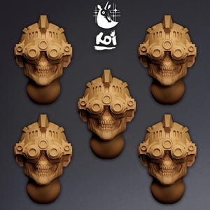 Puede incluir: Cinco esculturas de calaveras de color beige, cada una con un casco futurista detallado con lentes circulares. Las esculturas están montadas sobre una base redondeada. La imagen incluye un logotipo blanco con un pájaro y la palabra "koi".