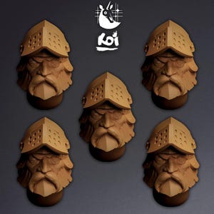 Könnte beinhalten: Fünf braune, geformte Wandbehänge, die einen Mann mit Helm darstellen. Die Helme haben kleine, gleichmäßig verteilte Löcher. Die Aufhänger sind kreisförmig angeordnet. Oben im Bild befindet sich ein weißes Logo mit einem Vogel und dem Wort "koi".