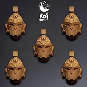 Op de afbeelding: Vijf bronskleurige, helmvormige hangers met een leeuwenkopontwerp. Elke hanger heeft een rechthoekige bovenkant en een afgeronde basis. De hangers zijn geplaatst tegen een donkergrijze achtergrond. Het logo "koi" is zichtbaar.