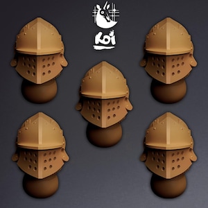 Puede incluir: Cinco objetos marrones con forma de casco de caballero con una base redondeada están dispuestos sobre un fondo gris oscuro. Los cascos tienen un diseño detallado con una visera y detalles de remaches. La esquina superior derecha presenta un logotipo blanco con un pájaro y la palabra "koi".