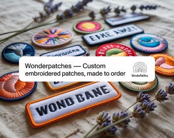 Peut inclure: Une collection de patchs brodés personnalisés de différentes formes et couleurs, dont des cercles et des rectangles. Les patchs présentent du texte et des motifs colorés, avec le texte "ERKE AMER" et "WOND BANE" visible. Des brins de lavande sont également présents.