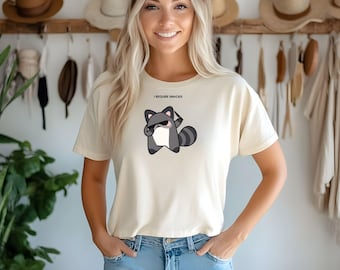 Camiseta Comfort Colors®, "Necesito Snacks", camiseta bordada de mapache. Divertida, regalo para amantes de los animales, camiseta acogedora de gremlin de los bocadillos.