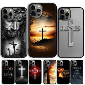 Op de afbeelding: Een verzameling telefoonhoesjes met religieuze thema's. Ontwerpen omvatten afbeeldingen van Jezus, kruisen en inspirerende tekst. De hoesjes hebben verschillende kleurenschema's, waaronder zwart, wit en zonsondergangtinten. Sommige hoesjes hebben de tekst "GOD IS LOVE" en "FOCUS ON THE LORD".