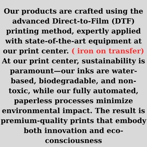 Puede incluir: Texto sobre un fondo gris claro que describe el m&eacute;todo de impresi&oacute;n Direct-to-Film (DTF). Menciona tintas a base de agua, biodegradables y no t&oacute;xicas, y procesos sin papel. El texto promete impresiones de alta calidad.