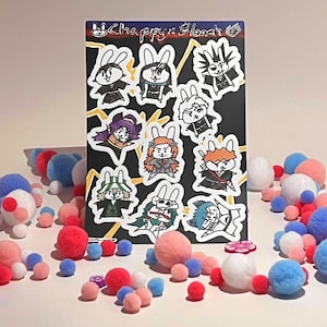 Könnte beinhalten: Ein rechteckiger Aufkleberbogen mit dem Titel Chappy x Bleach, der neun einzelne gestanzte Aufkleber von weißen Hasenfiguren in verschiedenen Anime-Kostümen zeigt. Der Hintergrund ist schwarz mit gelben Blitzmustern.