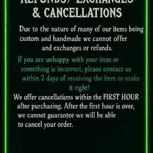 Puede incluir: Un fondo negro con un borde verde ne&oacute;n y texto. El texto dice "CURSED AND GIFTED REFUNDS / EXCHANGES & CANCELLATIONS". Texto adicional explica la pol&iacute;tica de reembolso y cambio de la tienda.
