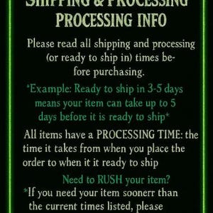 Puede incluir: Fondo negro con borde de ne&oacute;n verde y texto. El texto dice "CURSED AND GIFTED SHIPPING & PROCESSING PROCESSING INFO". Texto adicional explica los tiempos de env&iacute;o y procesamiento.