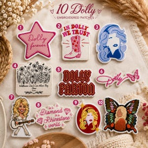 Puede incluir: Diez parches bordados con temas de Dolly Parton. Los diseños incluyen una estrella rosa con 'Dolly forever', una bota con 'IN DOLLY WE TRUST', una silueta azul, flores silvestres con texto, 'DOLLY PARTON', una mariposa, un dibujo y más.