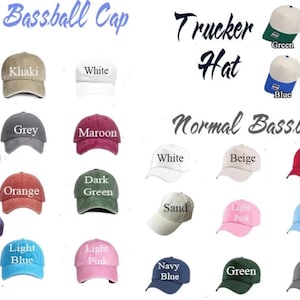 Op de afbeelding: Een collectie baseballpetten en trucker-petten in diverse kleuren, waaronder marineblauw, kaki, wit, zwart, grijs, bordeaux, roze, geel, oranje, donkergroen, paars, lichtblauw, lichtroze, beige, rood en zand, voorzien van hun respectievelijke kleurnamen.
