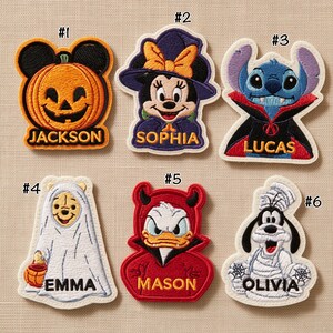 Könnte beinhalten: Sechs bestickte Aufnäher mit Disney-Figuren in Halloween-Kostümen: ein Kürbis mit Ohren beschriftet mit JACKSON, eine Hexe mit SOPHIA, ein Vampir mit LUCAS, ein Geist mit EMMA, ein Teufel mit MASON und eine Mumie mit OLIVIA.