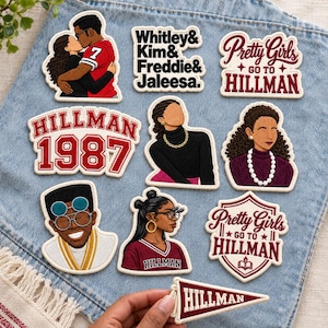 Può includere: Una collezione di toppe ricamate con personaggi e testo legati a Hillman. I disegni includono una coppia che si bacia, i nomi Whitley, Kim, Freddie e Jaleesa, il testo Pretty Girls Go To Hillman, Hillman 1987 e un piccolo gagliardetto.