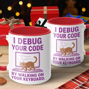 Puede incluir: Taza de cerámica blanca con interior y asa rojos. La taza presenta el texto "I DEBUG YOUR CODE" y "BY WALKING ON YOUR KEYBOARD". Un gato de dibujos animados se representa en la pantalla de un portátil. La taza está rodeada de cajas de regalo.