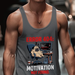 Könnte beinhalten: Graues Tanktop mit dem Text "ERROR 404: MOTIVATION NOT FOUND." Ein Cartoon-Mops schläft in einem Bürostuhl vor einem Computer. Zwei Kaffeetassen stehen auf dem Schreibtisch.