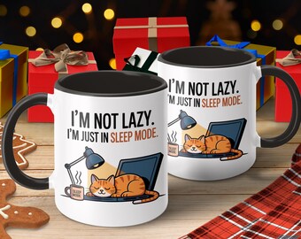 Taza de Gato Tecnológico: Divertida taza de café con un gato perezoso para programadores, amantes de la tecnología y dueños de gatos. Un regalo ideal para el trabajo, la oficina y el hogar.