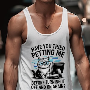 Könnte beinhalten: Weißes Tanktop mit einer Grafik einer Katze mit Brille vor einem Computer. Der Text auf dem Shirt lautet: „HABEN SIE VERSUCHT, MICH ZU STREICHELN, BEVOR SIE ES AUS- UND WIEDER EINSCHALTEN?“