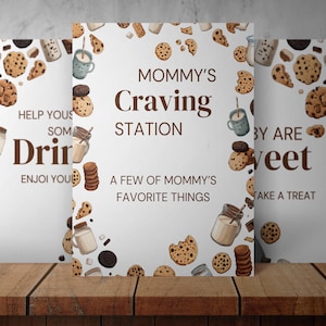 Könnte beinhalten: Drei weiße Schilder mit braunem Text und Aquarellillustrationen von Keksen, Milch und Kaffeetassen. Auf den Schildern steht "Mommy's Craving Station", "Bedienen Sie sich an Getränken" und "Babys sind süß, gönnen Sie sich einen Leckerbissen."