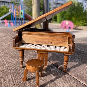 Piano de cola en miniatura de estilo antiguo hecho a mano con taburete