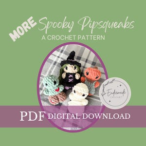Op de afbeelding: Een verzameling gehaakte Halloween-poppen, waaronder een heks, een pompoen, een mummie en een zeemonster. De afbeelding bevat de tekst "More Spooky Pipsqueaks, A Crochet Pattern" en "PDF Digital Download". De poppen staan tegen een geruite achtergrond.