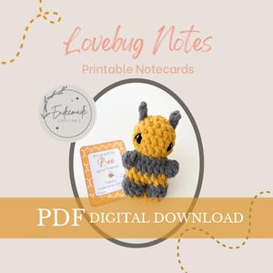 Peut inclure: Cartes de vœux imprimables avec une adorable abeille en crochet au corps rayé jaune et gris. La carte dit "It's great to Bee your friend".