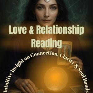 Op de afbeelding: Een afbeelding die een liefdes- en relatielezing promoot. De afbeelding toont een vrouw met een halve maan hoofdband, tarotkaarten en een gloeiende bol. Tekst bevat "Love & Relationship Reading" en "Intuitive Insight on Connection, Clarity & Soul Bonds."