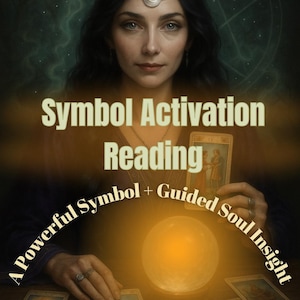 Może przedstawiać: Obraz promujący 'Odczyt Aktywacji Symbolu' z kobietą i kartami tarota. Tekst brzmi 'Potężny Symbol + Ujawniony Wgląd Duszy'. Kobieta ma na sobie opaskę na głowę w kształcie półksiężyca. Obraz ma mistyczny, duchowy motyw.