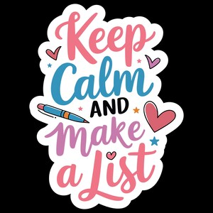 Könnte beinhalten: Ein Aufkleber mit dem Text "Keep Calm and Make a List" in rosa, blau und lila Schrift. Das Design umfasst Herzen, Sterne und eine Stiftillustration, alles vor einem schwarzen Hintergrund.