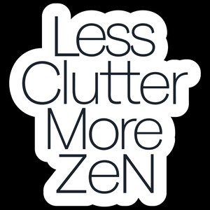 Puede incluir: Una pegatina blanca con borde negro y las palabras "Less Clutter More Zen" en una fuente minimalista. La pegatina tiene un fondo negro.