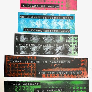 Peut inclure: Cinq pièces d'art rectangulaires avec du texte. La pièce supérieure est rose et verte avec le texte "THIS PLACE IS NOT" et "A PLACE OF HONOR". Les autres pièces sont bleues, noires, oranges et vertes, chacune avec un message d'avertissement.