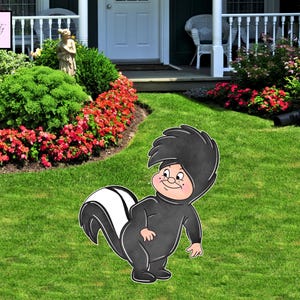 Puede incluir: Decoración de jardín de mofeta de dibujos animados. La mofeta es negra con una raya blanca en la cola. Tiene una cara sonriente y está de pie sobre hierba verde frente a una casa con una valla blanca y flores rojas.