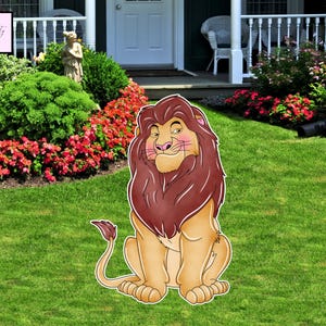 Può includere: Un ritaglio di leone in stile cartone animato con criniera e coda marroni e corpo beige, seduto sull'erba verde. Il leone è di fronte a una casa con un portico bianco e un giardino con fiori rossi. Decorazione esterna.