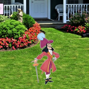 Puede incluir: Decoración de jardín del Capitán Garfio. El personaje de dibujos animados está representado con un abrigo rojo, un sombrero morado con un pompón azul y sosteniendo una espada. La decoración del jardín está colocada sobre un césped verde con flores y una casa al fondo.