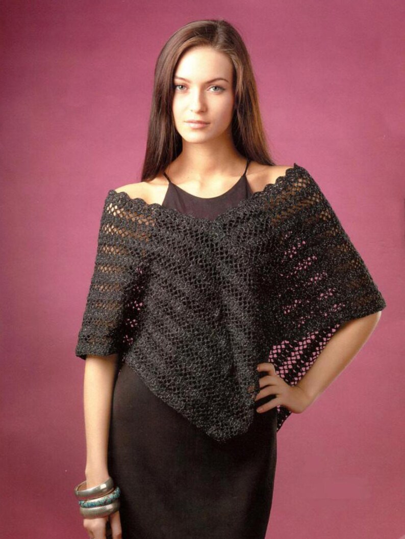 летняя вязаная накидка спицами. вязаное ажурное пончо. накидка пончо крючком. пончо дропс. ажурное пончо.