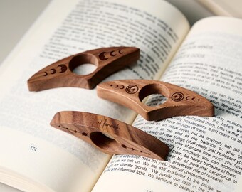 Personalisierter Daumenseitenhalter aus Holz, handgefertigtes Buchzubehör, individuell gravierte Lesehilfe, perfektes Geschenk für begeisterte Leser und Buchliebhaber