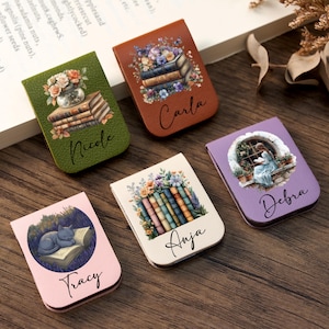 Könnte beinhalten: Fünf personalisierte magnetische Lesezeichen werden gezeigt. Jedes Lesezeichen hat ein einzigartiges Design, darunter Blumenarrangements, Bücherstapel und eine Katze. Namen wie "Nicole", "Carla" und "Tracy" sind auf den Lesezeichen geschrieben.