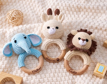 Sonaglio per neonati a forma di elefante all'uncinetto, sonaglio in legno a forma di animale, sonaglio personalizzato fatto a mano per regalo per baby shower, ricordo del battesimo o Natale