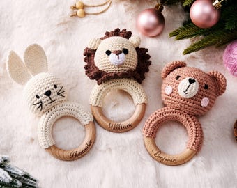 Sonajero de león de ganchillo para bebé, juguete de madera con forma de animal grabado, sonajero personalizado con nombre para bautizo, regalo para baby shower o celebración de la primera Navidad.