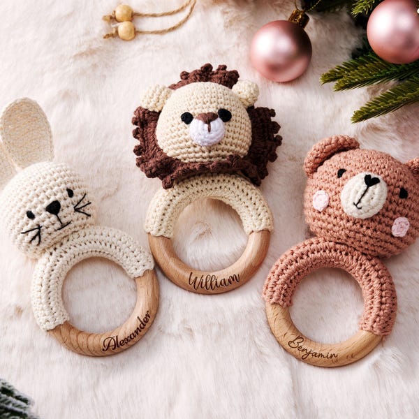 Crochet Lion Baby Rattle, Engraved Wooden Animal Toy, Personalized Name Rattle for Baptism, Baby Shower Gift or First Christmas Celebration