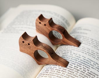 Personalized Cat Wooden Thumb Page Holder, Handmade Book Page Keeper, Reading Accessory Gift for Book Lovers & Daily Readers