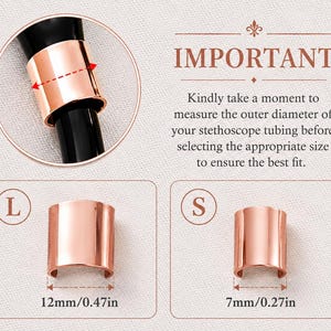 Pu&ograve; includere: Adattatori per tubi di stetoscopio color oro rosa, etichettati "L" e "S", con misure di 12 mm e 7 mm. L'immagine include un diagramma che mostra come misurare il tubo. Il testo recita "IMPORTANTE" e fornisce istruzioni.