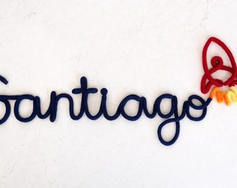 Gebreid aangepast naambord | Naam gebreide draad | Bordje kinderziekenhuis | Baby welkom Naam | Kinderkamer met ruimtethema | Naam babykamerraket: